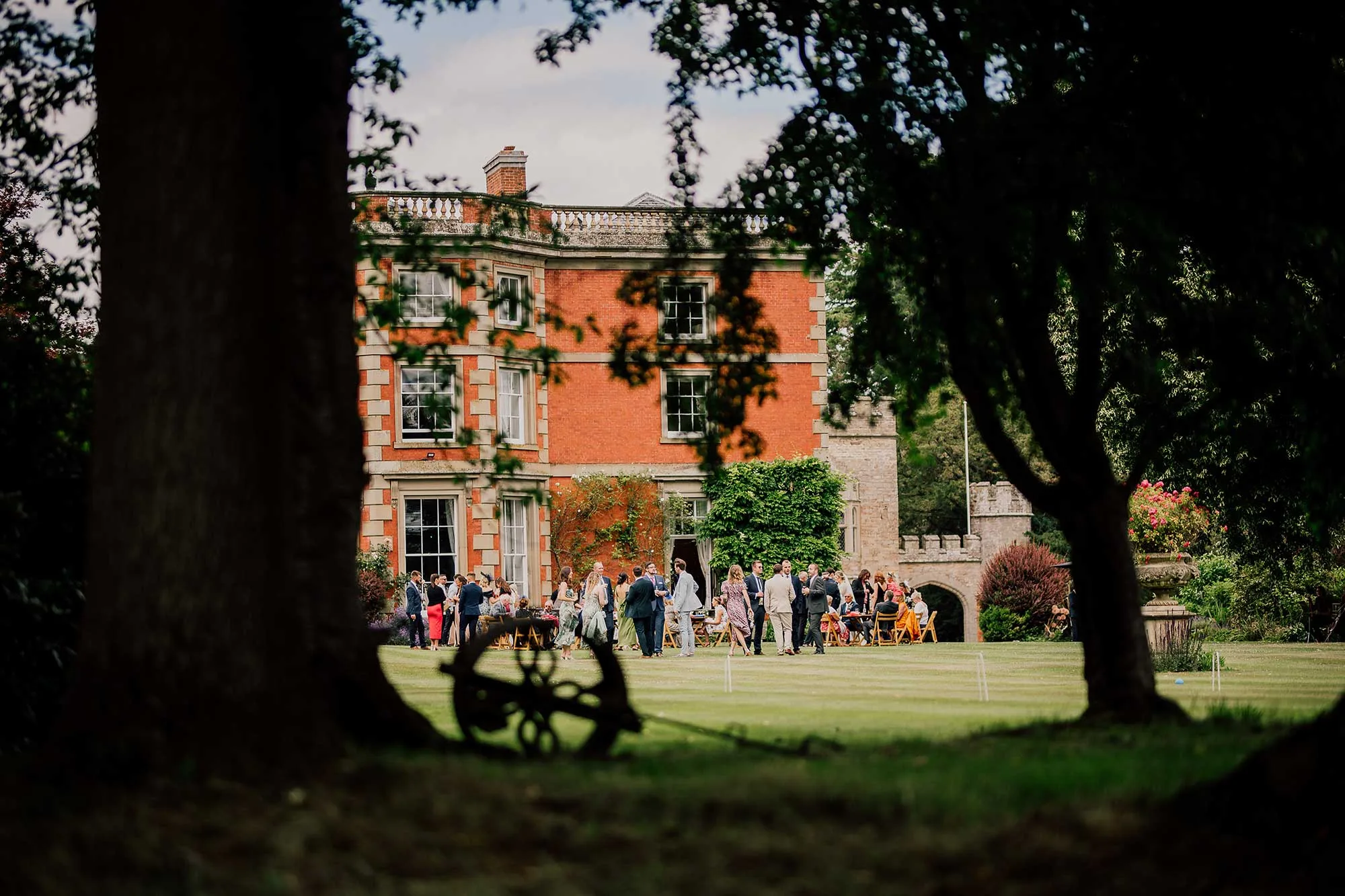 Wedding-reception-on-the-main-lawn-at-Homme-House