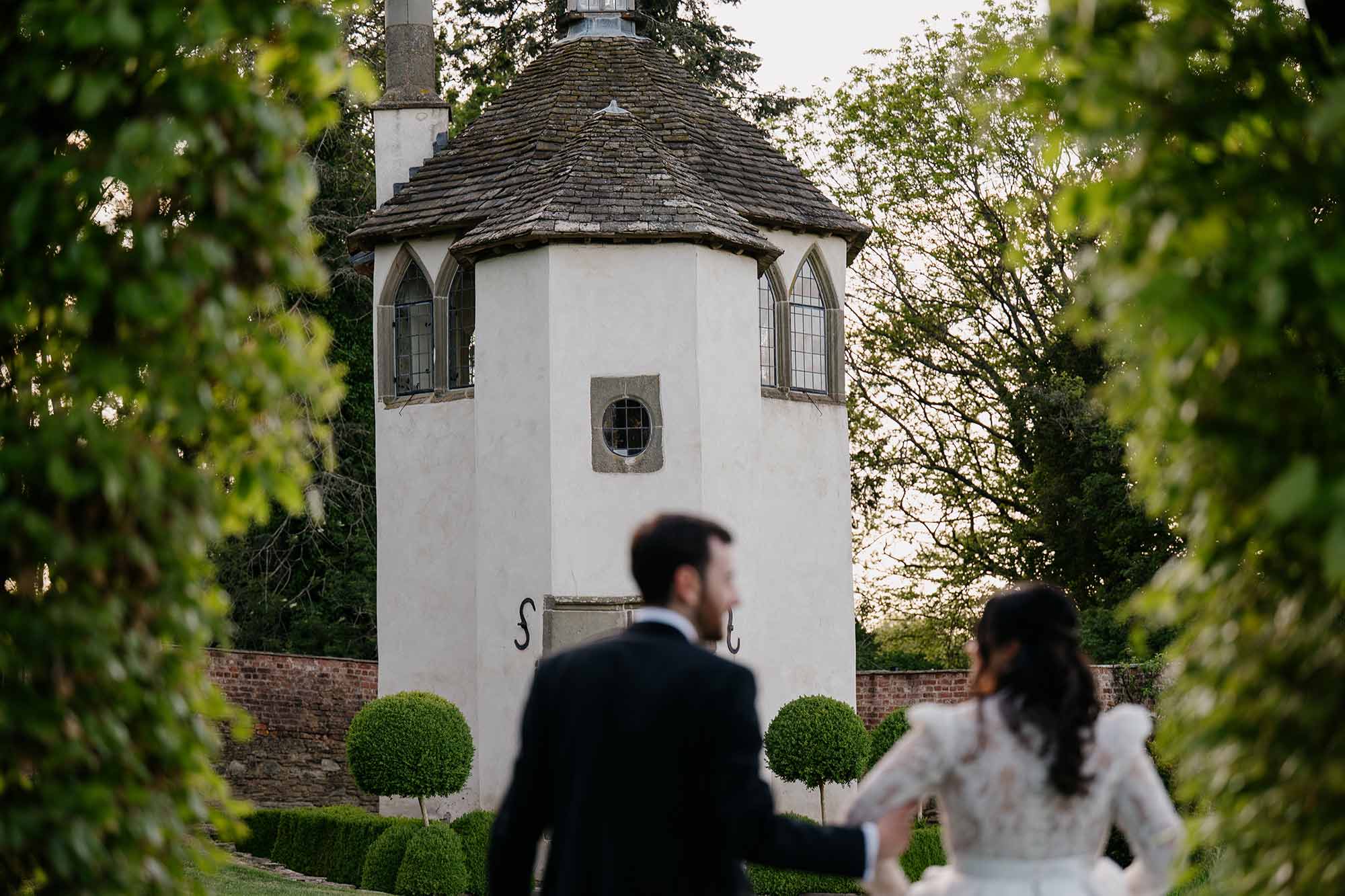 A-wedding-couple-in-front-of-the-Homme-House-Summerhouse