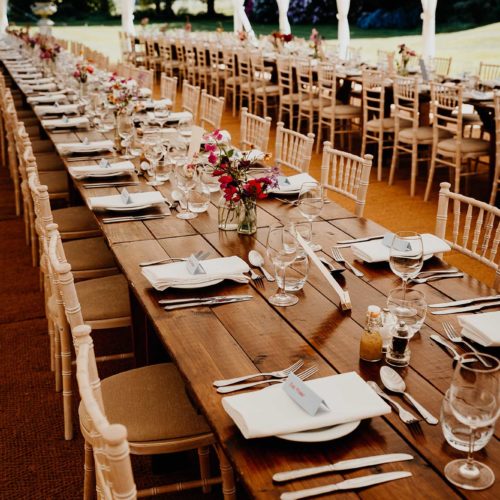 Banqueting-style-seating-in-marquee-at-Homme-House