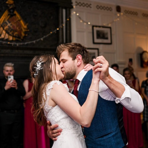 Couple-kiss-during-first-dance