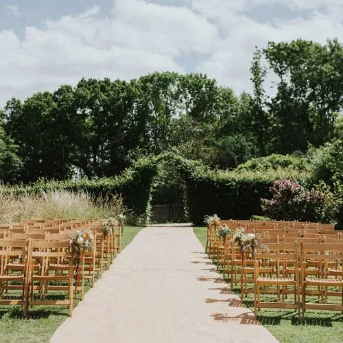 Outdoor-wedding-ceremony-at-Homme-House