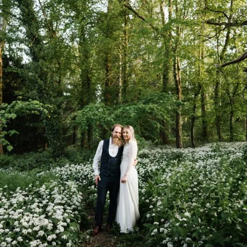 Wedding-couple-in-wild-garlic