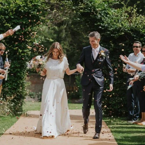 Wedding-couple-outdoor-confetti-shower