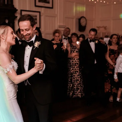 Bride-and-groom-performance-first-dance