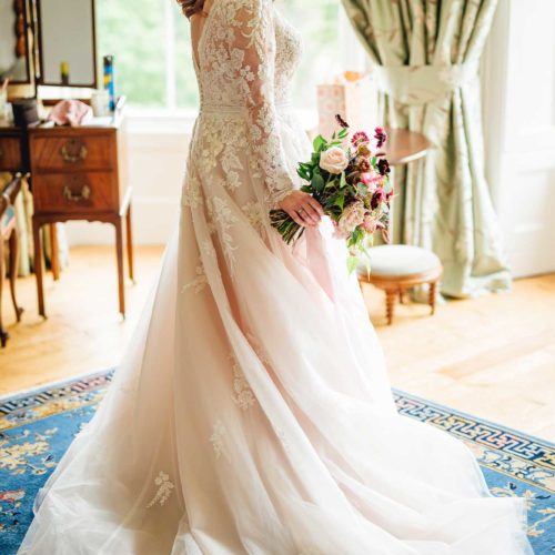 Bride-with-bouquet-in-Bridal-Suite