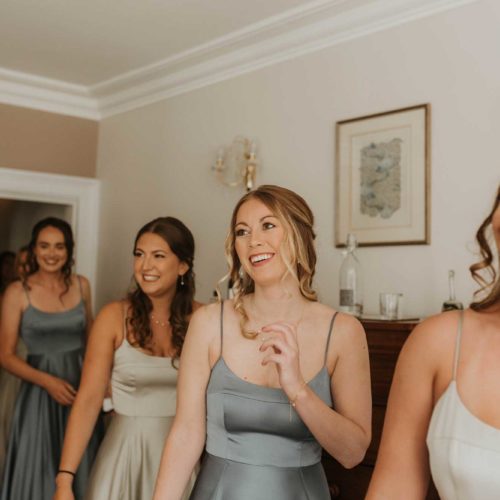 Bridesmaids-coming-into-Bridal-Suite-at-Homme-House