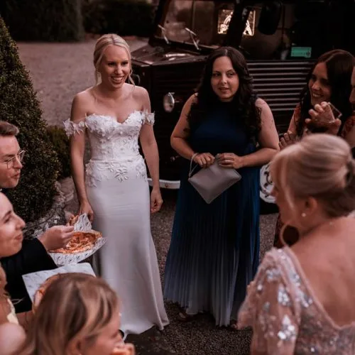 Guests-enjoying-pizza-and-chatting-outside-Homme-House