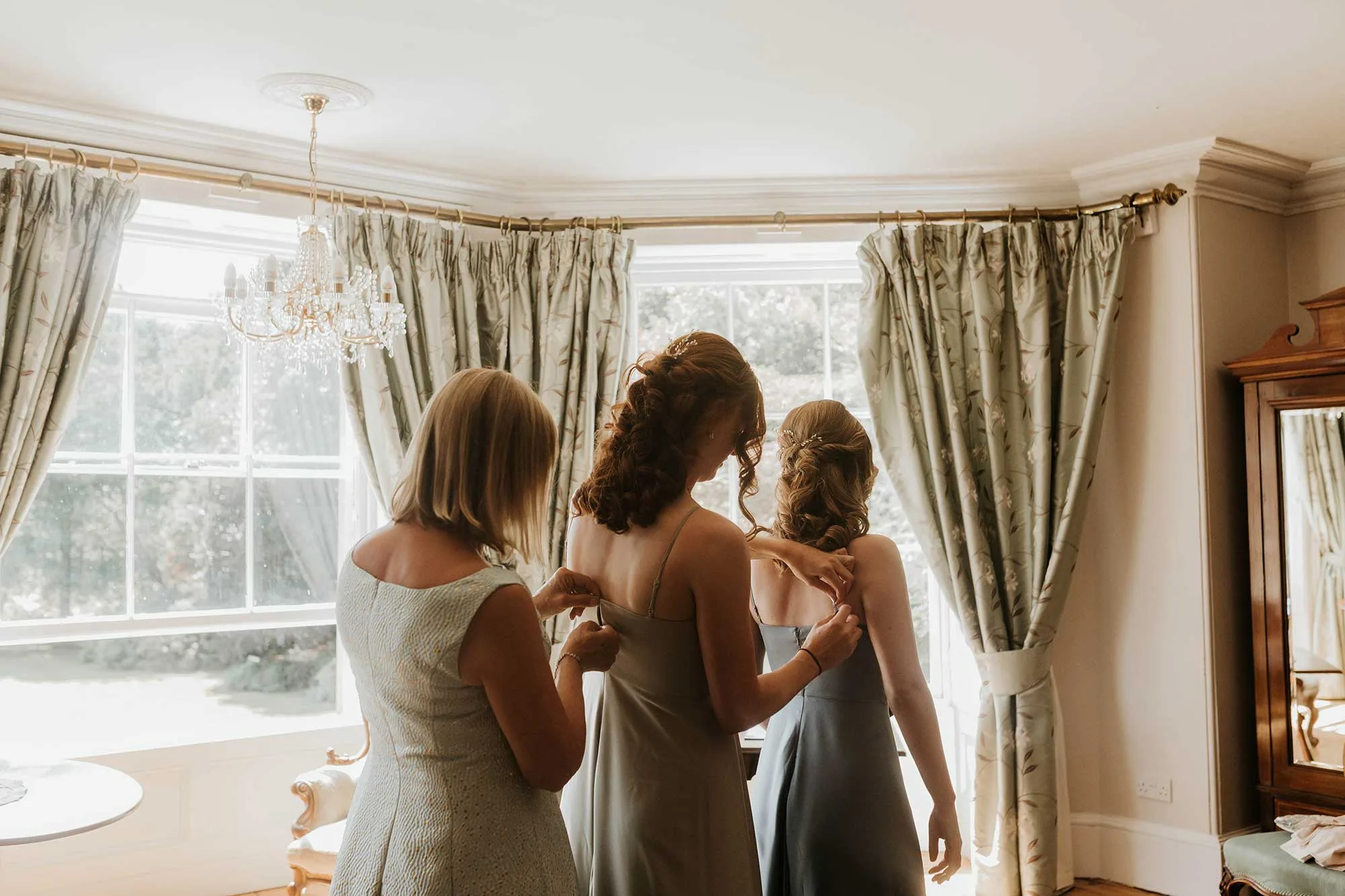 Guests-help-each-other-with-dresses-in-Homme-House-Bridal-Suite