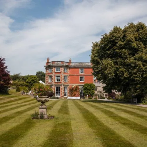 Main-lawn-at-Homme-House-in-Summer