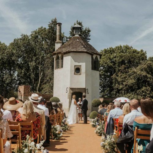 Outdoor-wedding-ceremony-in-front-of-Homme-House-Summerhouse