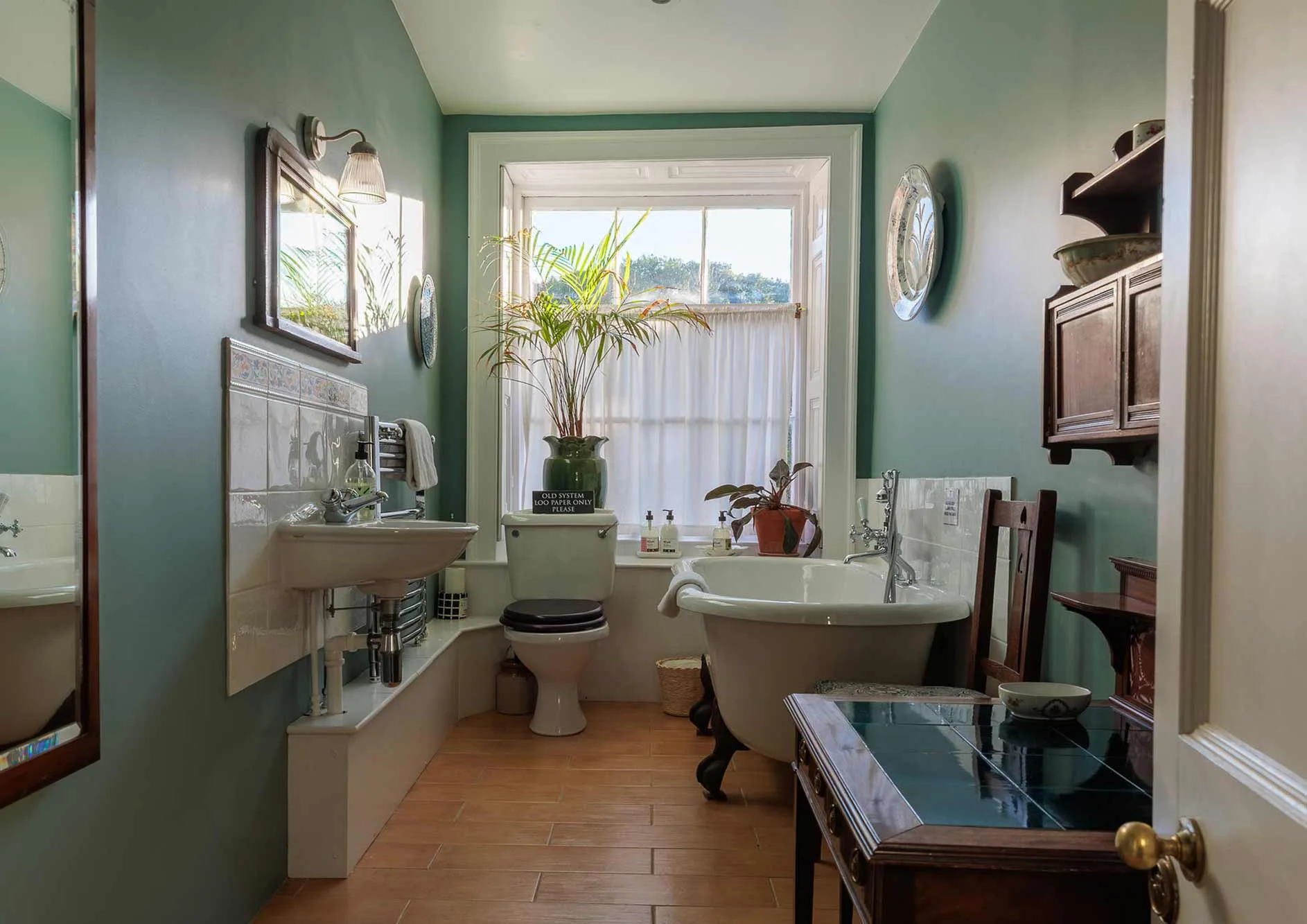 Homme-House-Pine-Room-Bathroom